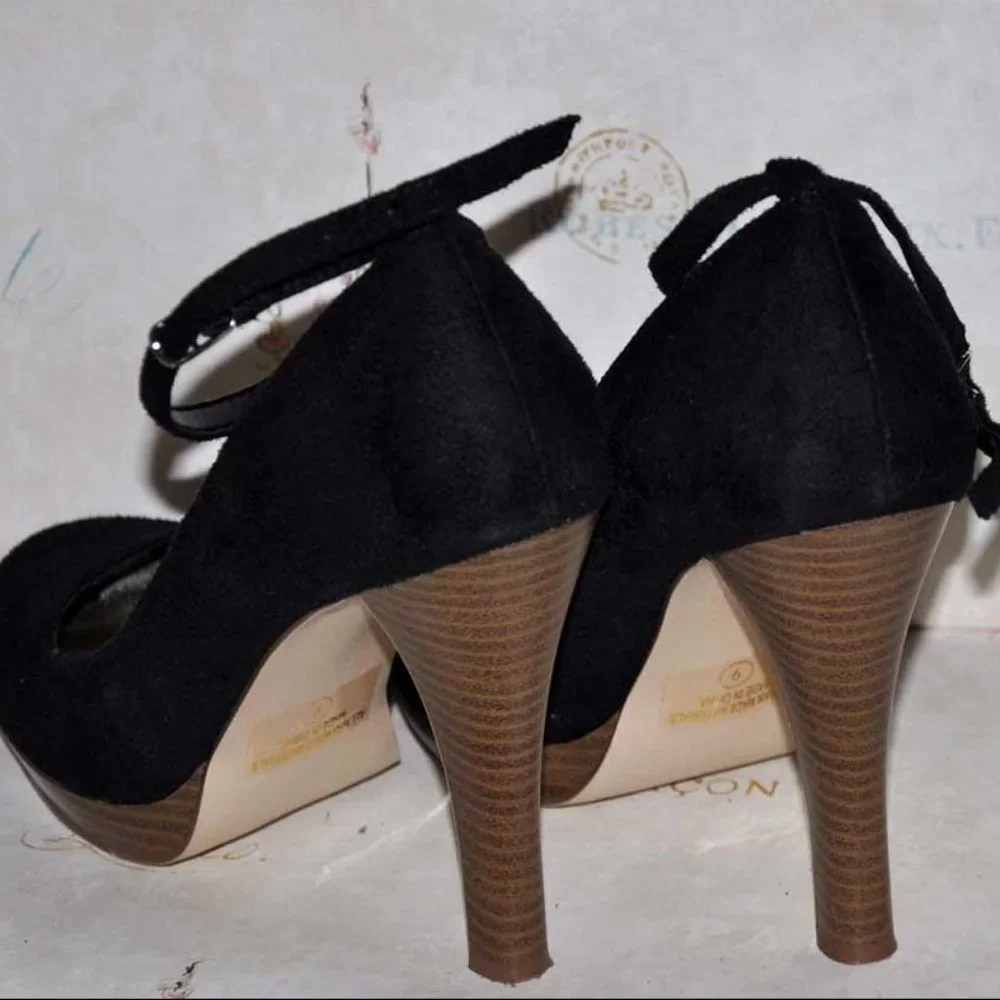 Delicious Low Platform Style Faux Suede & Woodgrain Ankle Buckle Heels - Picture 2 of 6